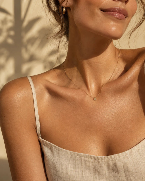 Peau dorée et lumineuse, épaule et décolleté