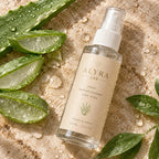 Spray Alyra Lab posé sur la pierre avec des feuilles d'aloe vera fraîches
